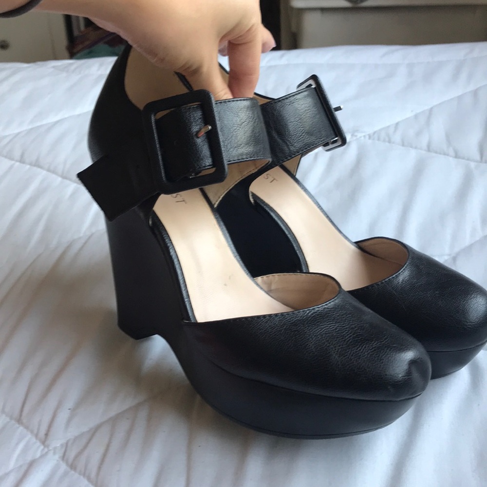Nine West black buckle wedges